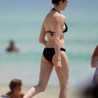 Anne-Hathaway-Bikinili-10