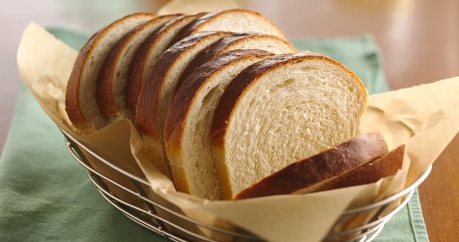 beyaz ekmek de yaşlanmaya sebep olan yiyeceklerdendir