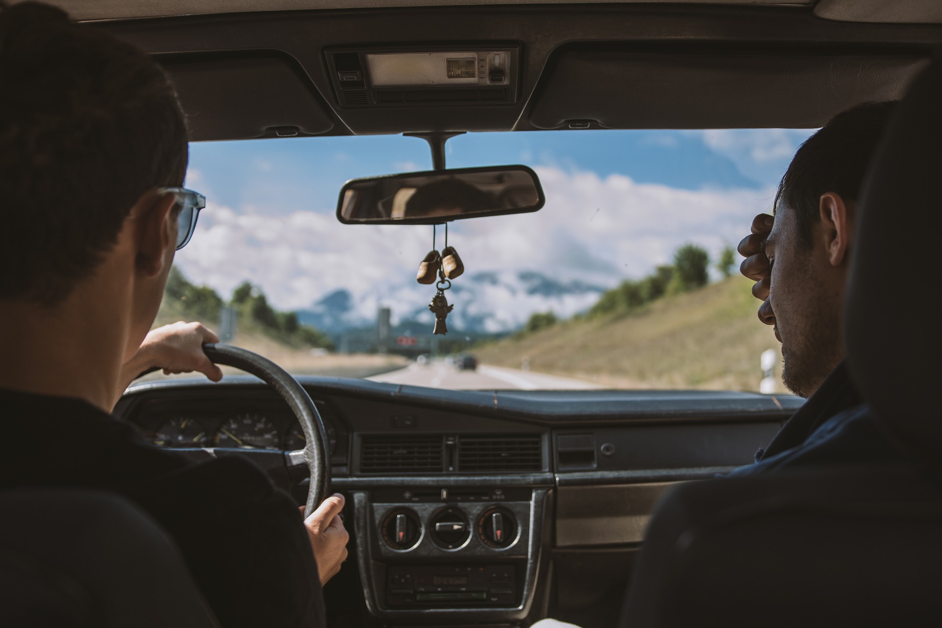 Better driving. Вождение. Вождение картинки. Друзья на машине россияне. Парень едет на колесе.