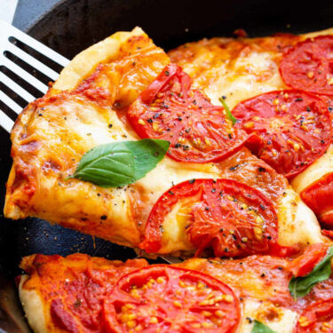 Margarita Pizza Tarifi, Nasıl Yapılır? (Videolu) 3 margarita pizza 2