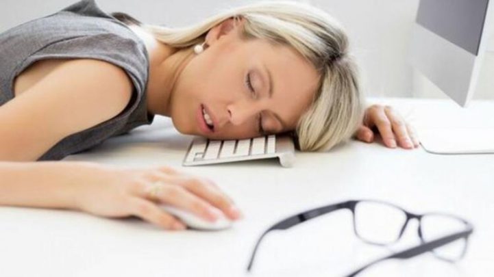 bilgisayar başında uyuyan kadın