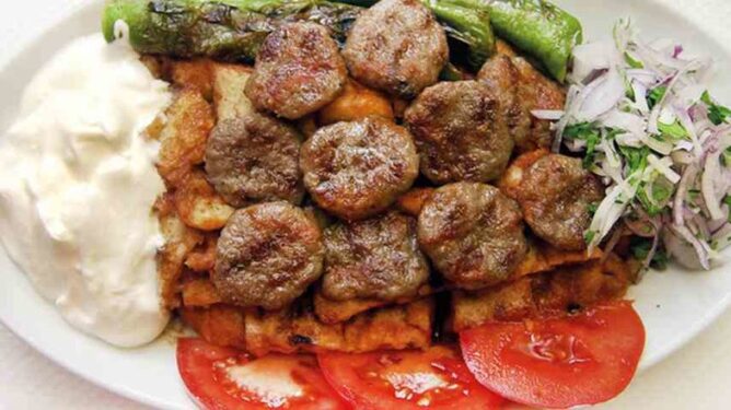 Pideli Köfte Tarifi, Nasıl Yapılır? (Videolu) 2 pideli kofte one cikan