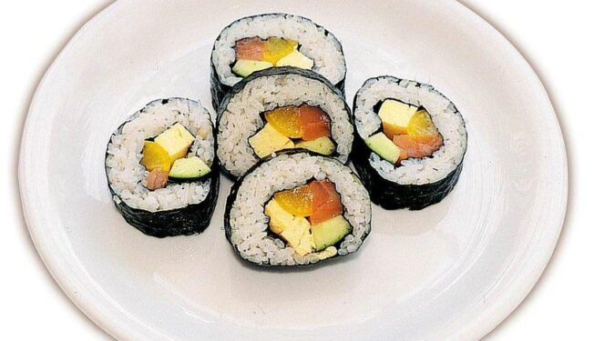 Maki Sushi Tarifi, Nasıl Yapılır? (Videolu) 2 maki sushi tarifi nasil yapilir2 Kopya