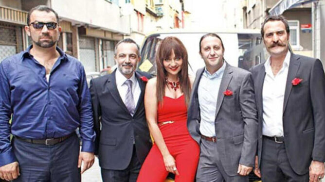 Çakallarla Dans 2: Hastasıyız Dede Film Konusu ve Oyuncuları 3 Çakallarla Dans 2: Hastasıyız Dede