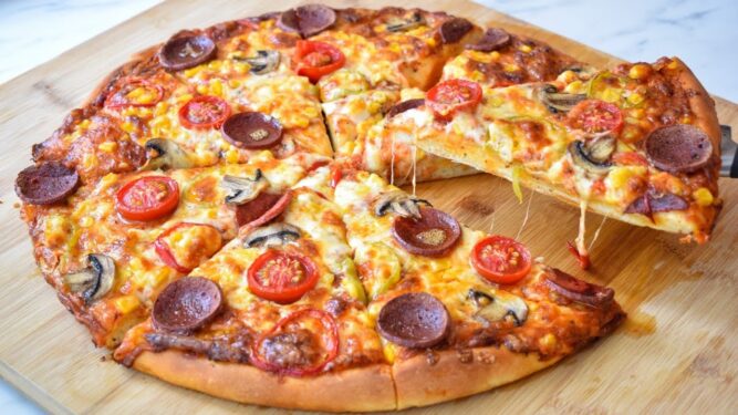 Ev Yapımı Pizza Tarifi, Nasıl Yapılır? (Videolu) 4 ev yapimi pizza tarifi nasil yapilir videolu3