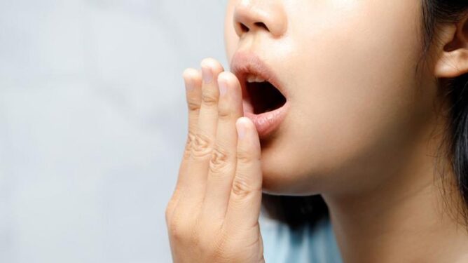 Mideden Gelen Ağız Kokusu Nedir? Nasıl Önlenir? 4 Mideden Gelen Ağız Kokusu