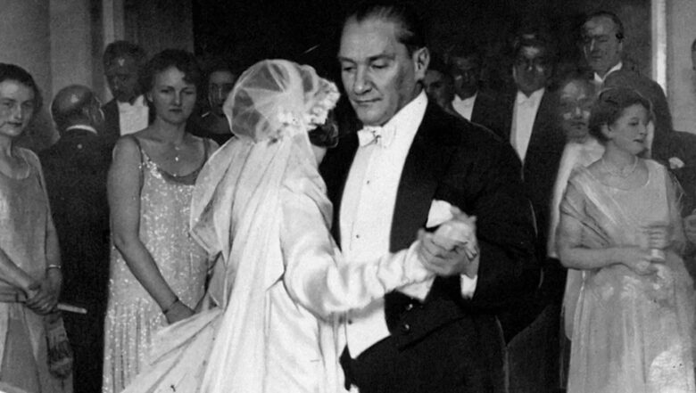 Atatürk'ün Sevdiği Şarkılar! Atatürk'ün Kendi Sesinden Türkü 1 ataturkun sevdigi sarkilar 1