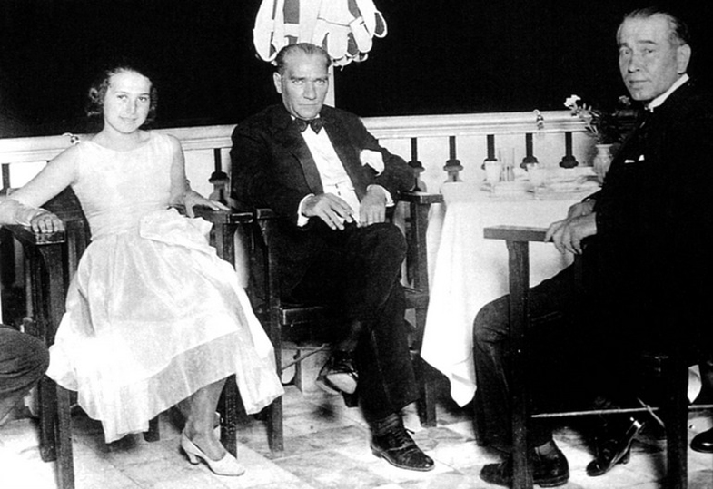 Atatürk'ün Sevdiği Şarkılar! Atatürk'ün Kendi Sesinden Türkü 3 ataturkun sevdigi sarkilar 3