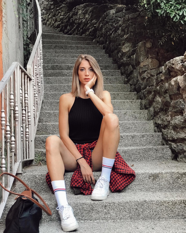 Burcu Yönder Kimdir? 2 Burcu Yönder