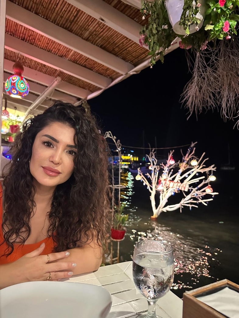 Esra Öztürk Kimdir? 2 esra öztürk