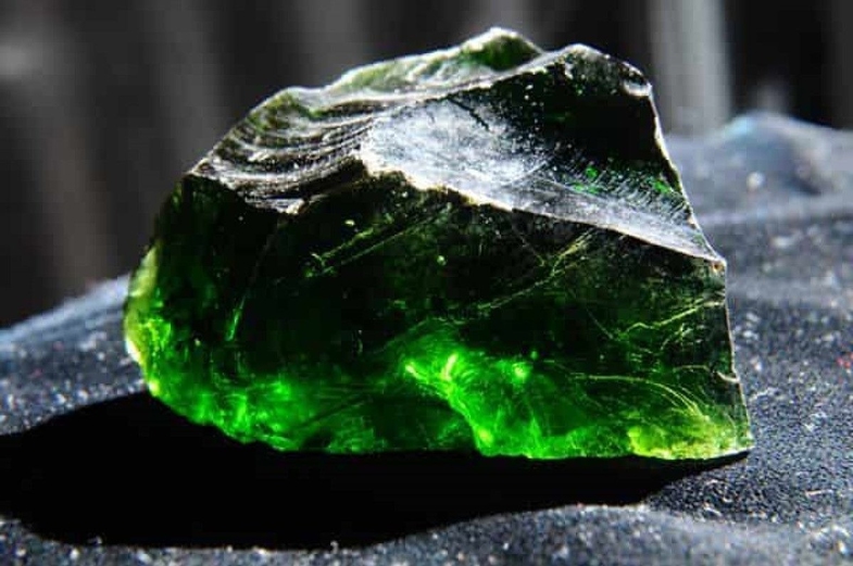 700 Bin Yıllık Miras: Obsidiyen Taşı Neden Koruyucu Bir Taş Olarak Anılıyor? 5 obsidiyen tasi 4