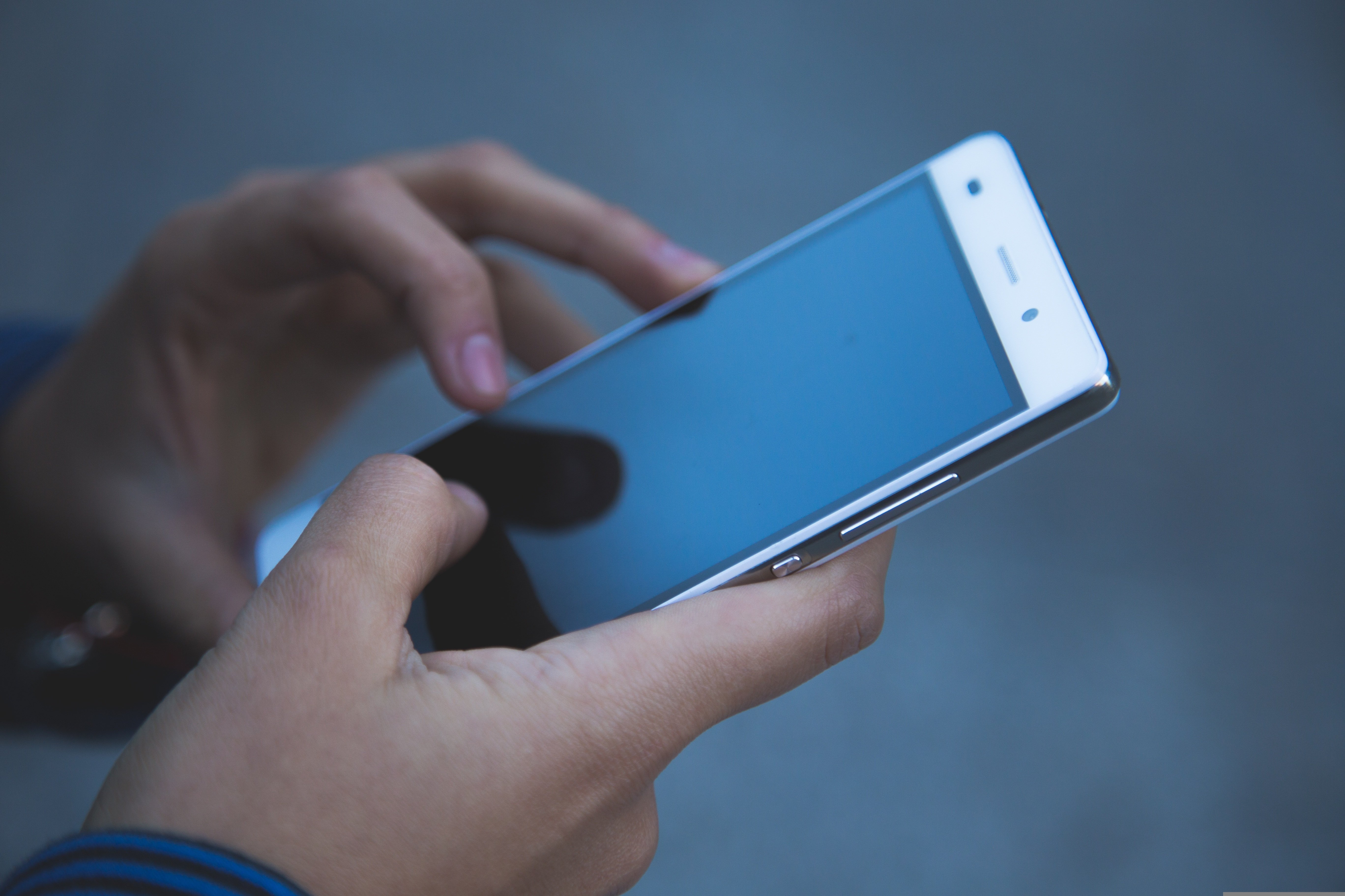 Çok Telefon Kullanmanın Beyne Etkileri: Fark Etmeden Zihnimizde Neler Oluyor? 3 cok telefon kullanmanin beyne etkileri1