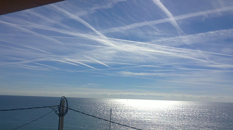 Savaş Başladı, Yağmurlar Arttı İddiası: Chemtrail (Yağmur Engelleyen Uçaklar) Teorisi Nedir? Gerçeklik Payı Var mı? 3 chemtrail nedir 4