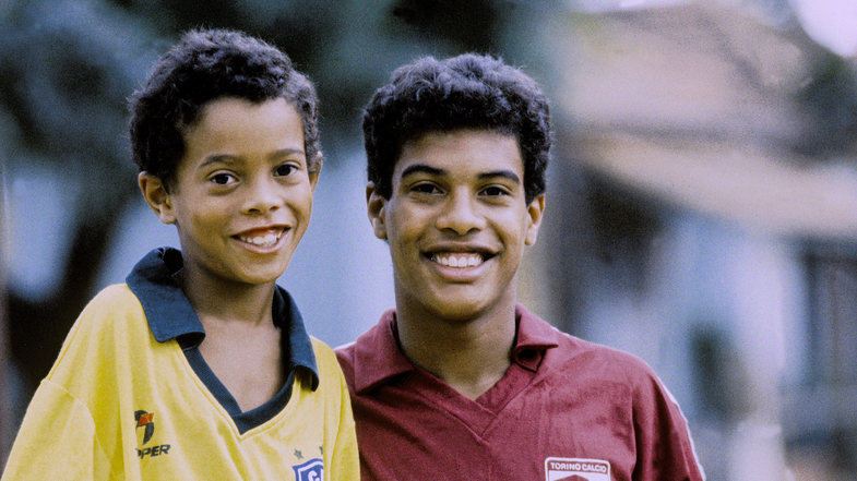 Futbol Efsanesinin Kariyer Yolculuğu: Ronaldinho Efsanesi Belgesel Konusu 3 ronaldinho efsanesi belgeseli 3