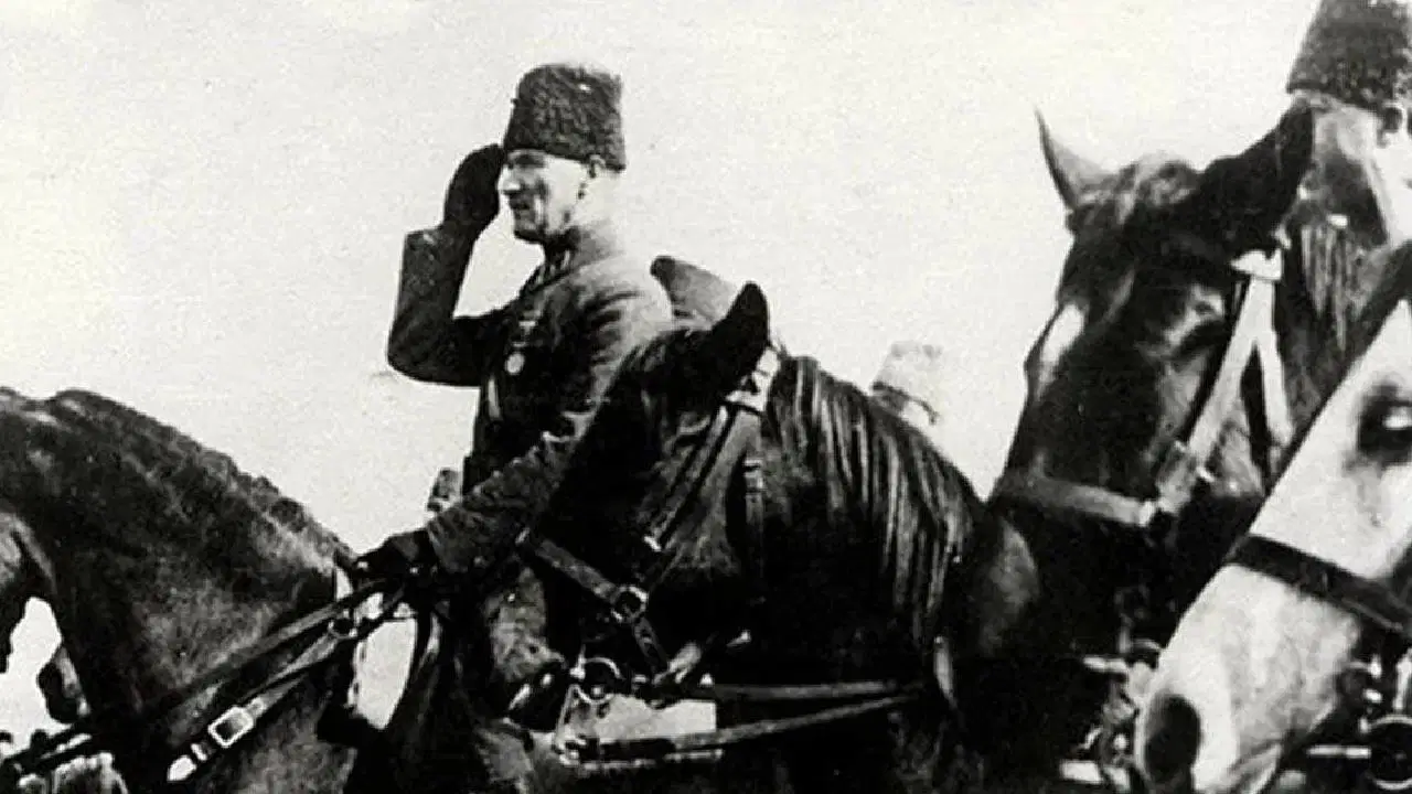 Liderin Kaleminden: Tarihe Işık Tutan Mustafa Kemal Atatürk'ün 10 Kitabı 5 Liderin Kaleminden Tarihe Isik Tutan Mustafa Kemal Ataturkun 10 Kitabi 2