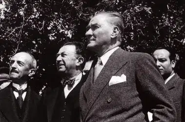 Liderin Kaleminden: Tarihe Işık Tutan Mustafa Kemal Atatürk'ün 10 Kitabı 10 Liderin Kaleminden Tarihe Isik Tutan Mustafa Kemal Ataturkun 10 Kitabi 7