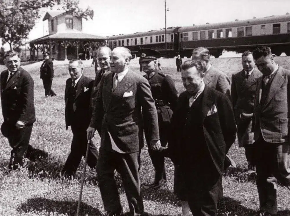 Liderin Kaleminden: Tarihe Işık Tutan Mustafa Kemal Atatürk'ün 10 Kitabı 12 Tarihe Isik Tutan Mustafa Kemal Ataturkun 10 Kitabi 1