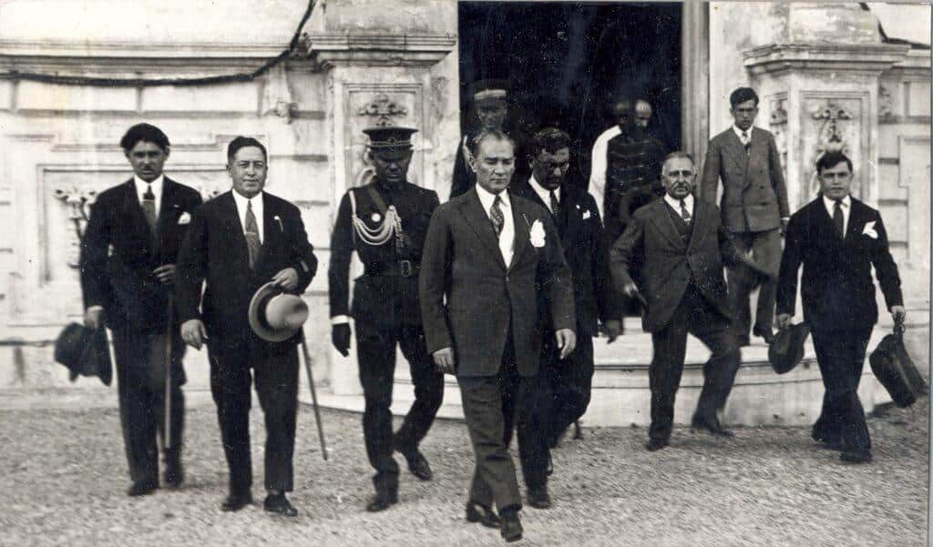 Liderin Kaleminden: Tarihe Işık Tutan Mustafa Kemal Atatürk'ün 10 Kitabı 2 mustafa kemal atatürk'ün 10 kitabı