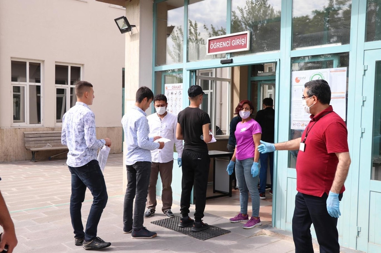 Sınavda Biri Bayılırsa ya da Ölürse Herkese 500 Puan mı Verilir? İşte 5 Sınav Efsanesi ve Gerçekler 4 sinavda biri bayilirsa ya da olurse 1