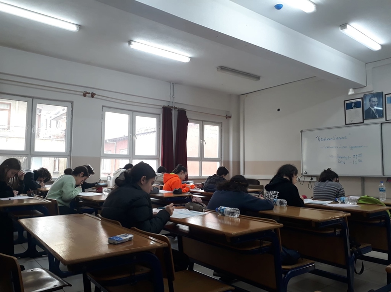 Sınavda Biri Bayılırsa ya da Ölürse Herkese 500 Puan mı Verilir? İşte 5 Sınav Efsanesi ve Gerçekler 6 sinavda biri bayilirsa ya da olurse 2
