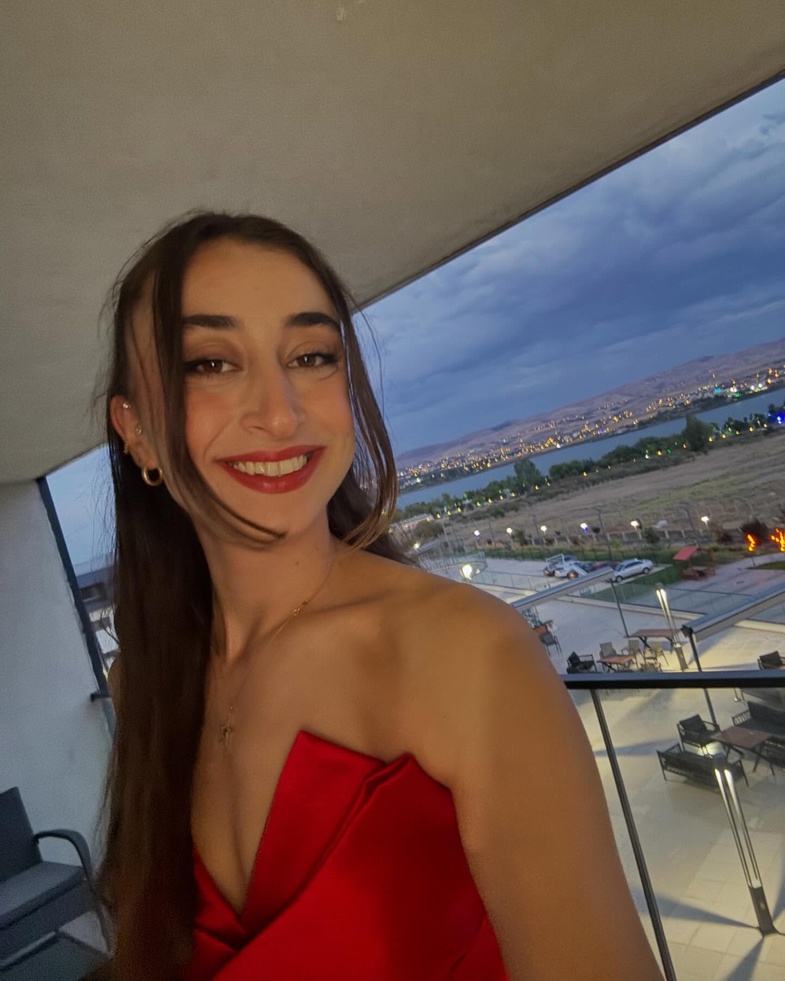 Elif Şahin Kimdir? 2 Elif Şahin