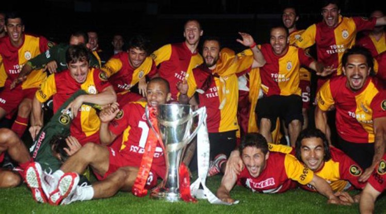 Şemsiyeli Hakemden 7 Kişi Biten Maça: Galatasaray - Fenerbahçe Rekabetinin Az Bilinen "İlkleri" ve "Enleri" 10 galatasaray fenerbahce derbisi ilkleri 10